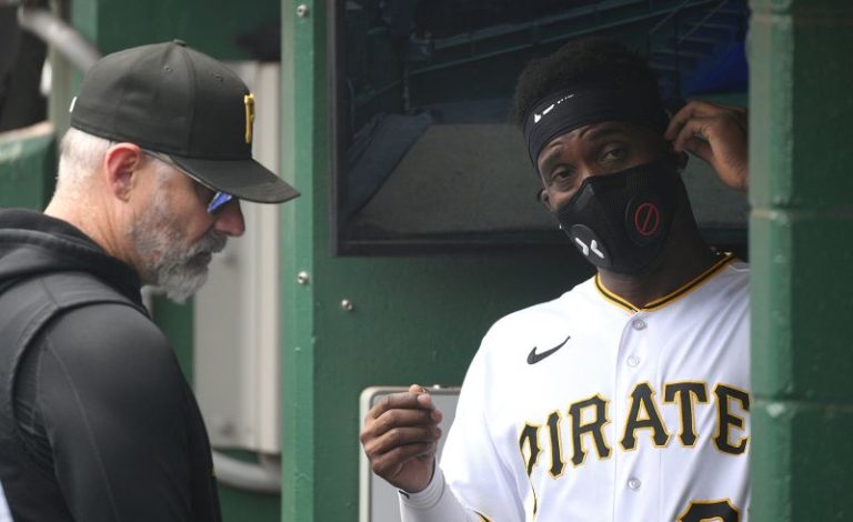 Pittsburgh Pirates player wears face mask during game that was delayed due to air quality issues