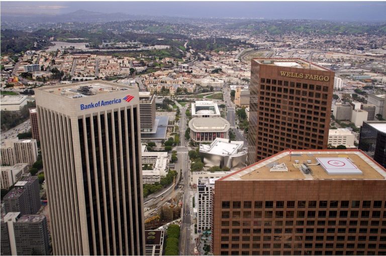 Dow hits a one-week high amid bank’s rebound, rates jump