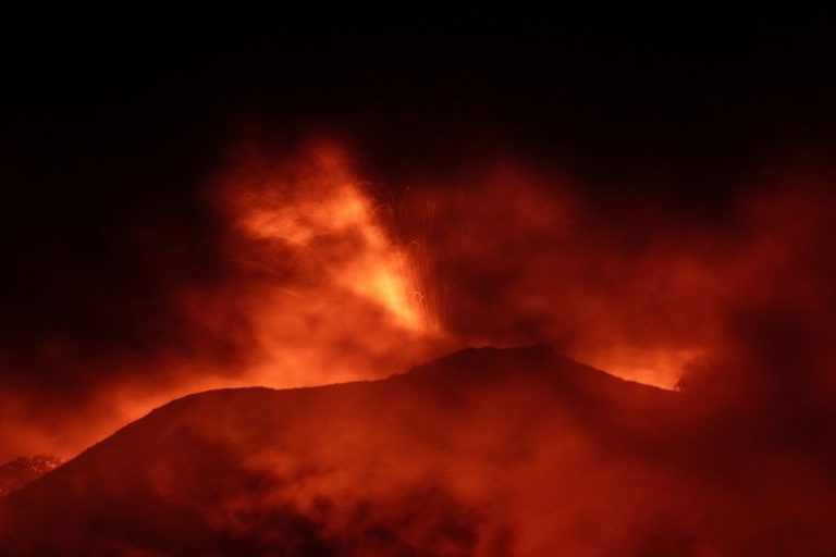 Volcanic cloud closes airport after Mount Etna erupts