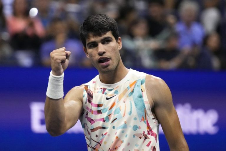 Carlos Alcaraz wins in straight sets to ease into US Open third round