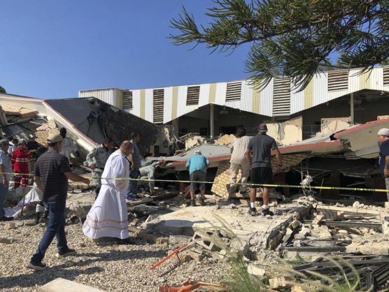 11 killed after Mexico church roof collapses