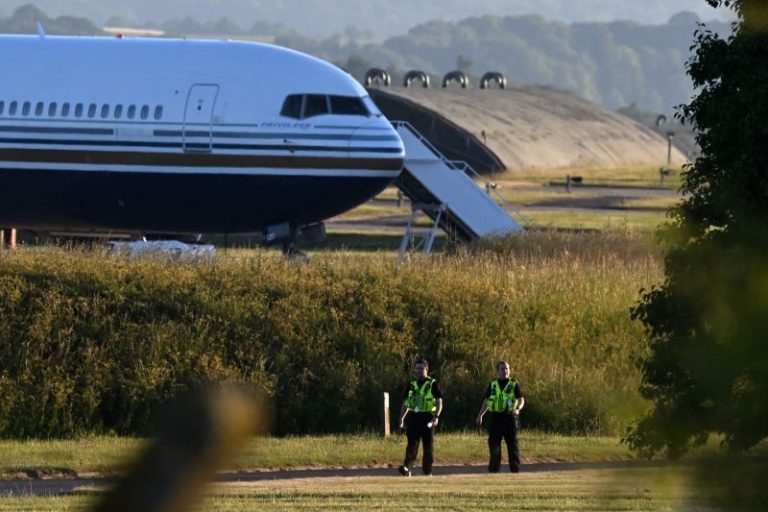 UK plan to send asylum-seekers to Rwanda blocked by Supreme Court
