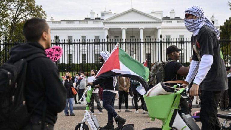 White House silent, Secret Service makes no arrests after pro-Palestinian protesters vandalize gate