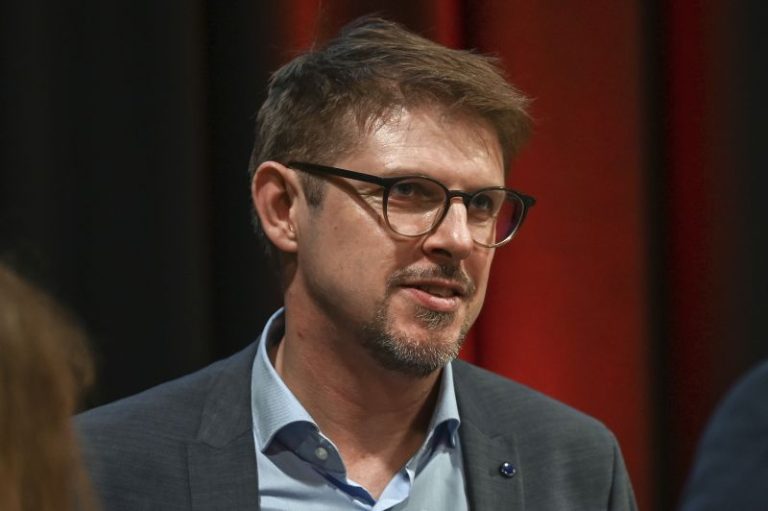 Teen hands himself into police after attack on German politician